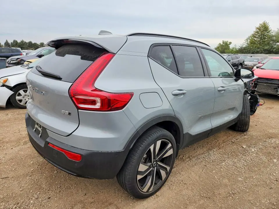2024 VOLVO XC40 PLUS  