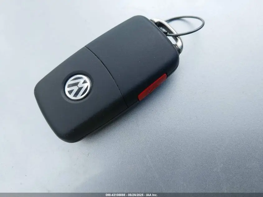 2013 VOLKSWAGEN BEETLE 2.0T TURBO