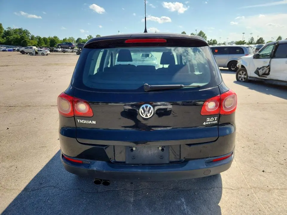 2011 VOLKSWAGEN TIGUAN S  