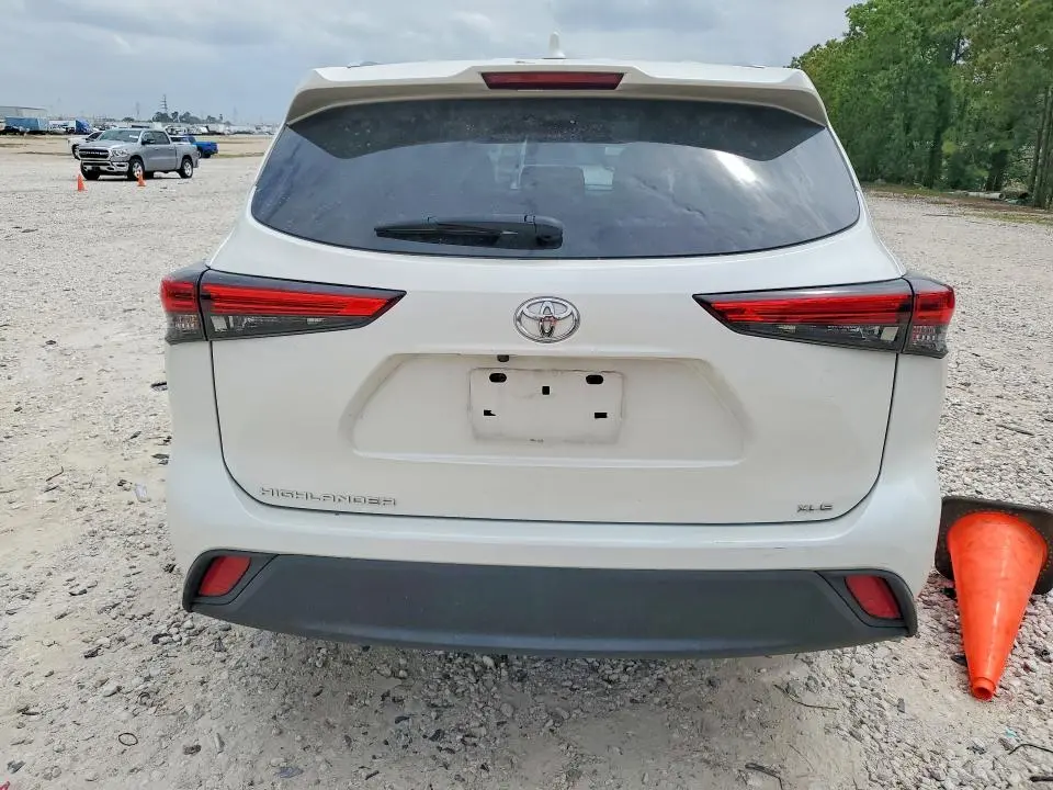 2021 TOYOTA HIGHLANDER XLE  