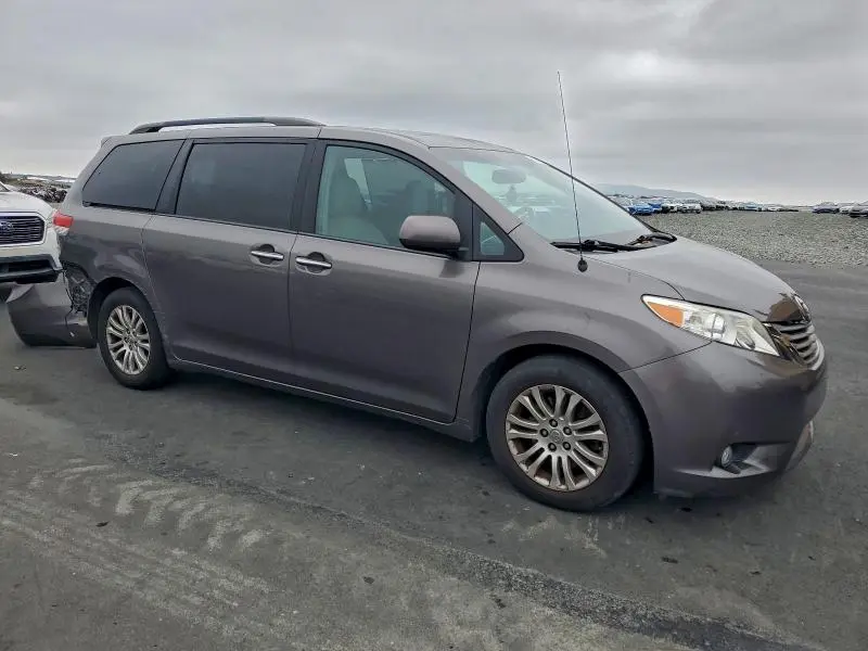 2014 TOYOTA SIENNA XLE  