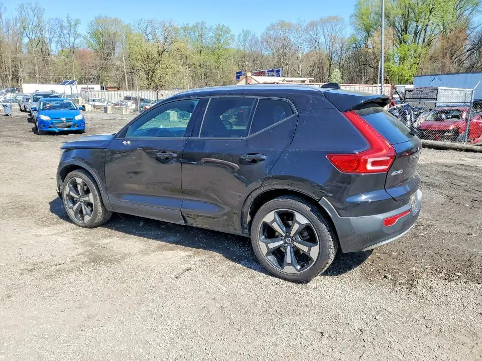 2020 VOLVO XC40 T5 MOMENTUM  