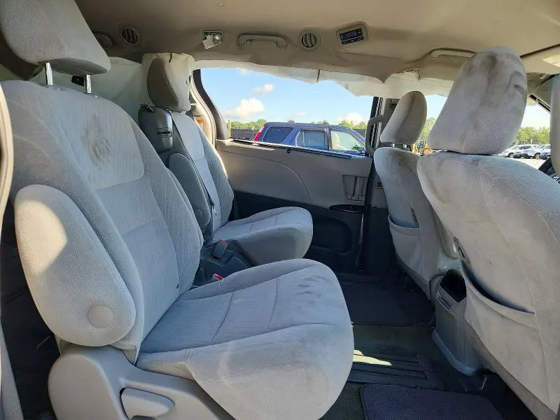 2016 TOYOTA SIENNA LE  