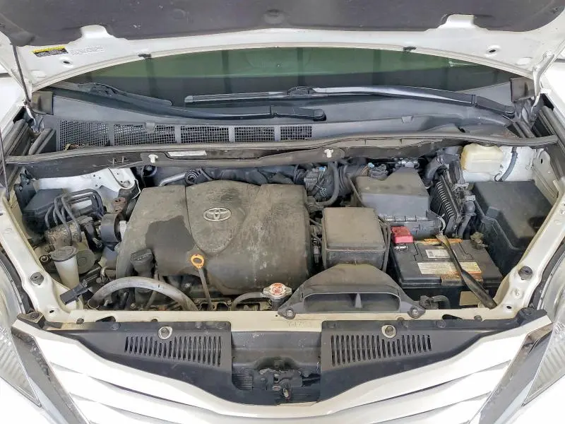 2017 TOYOTA SIENNA LE  