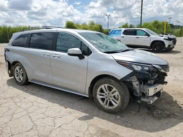2024 TOYOTA SIENNA XLE  