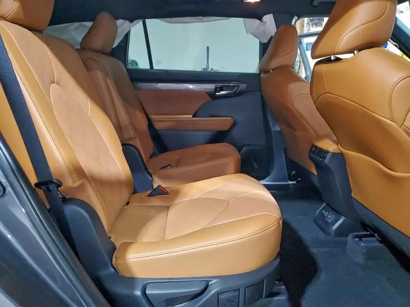 2025 TOYOTA HIGHLANDER LE  