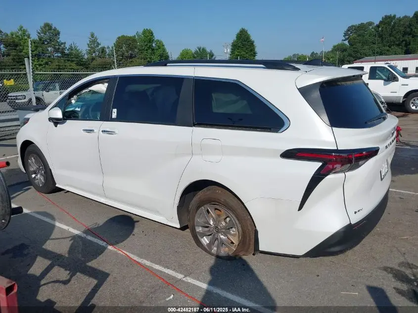 2025 TOYOTA SIENNA XLE
