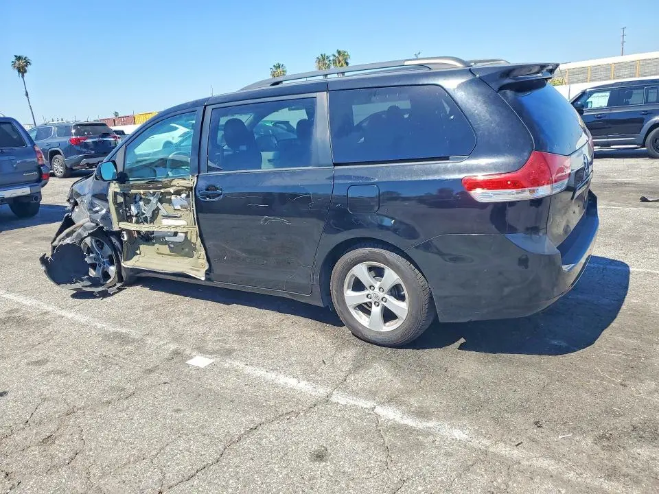 2013 TOYOTA SIENNA LE 8-PASSENGER  
