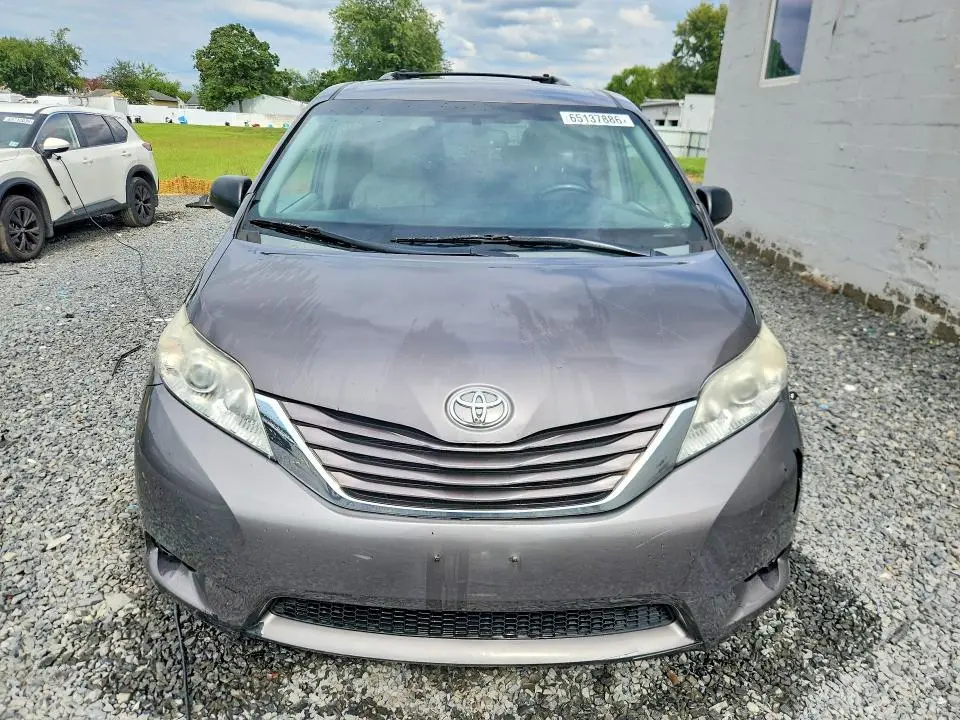 2015 TOYOTA SIENNA LE  