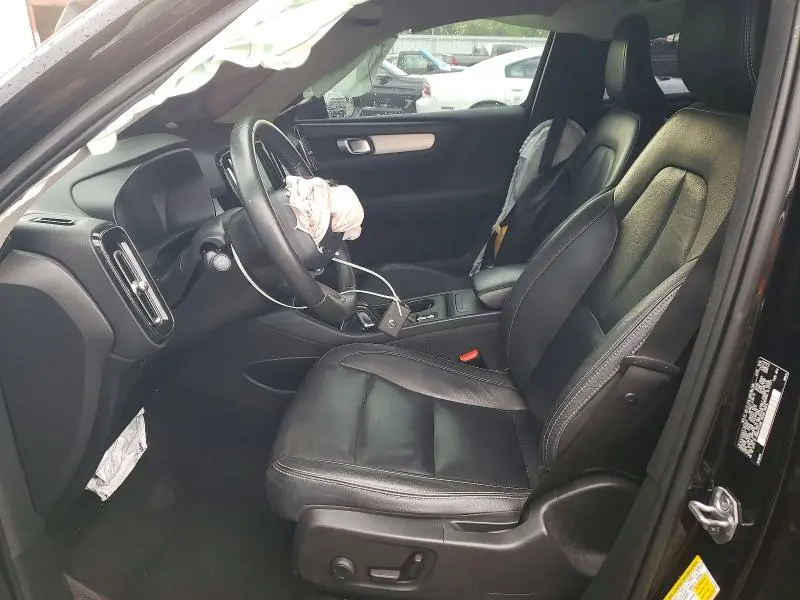 2020 VOLVO XC40 T4 MOMENTUM  