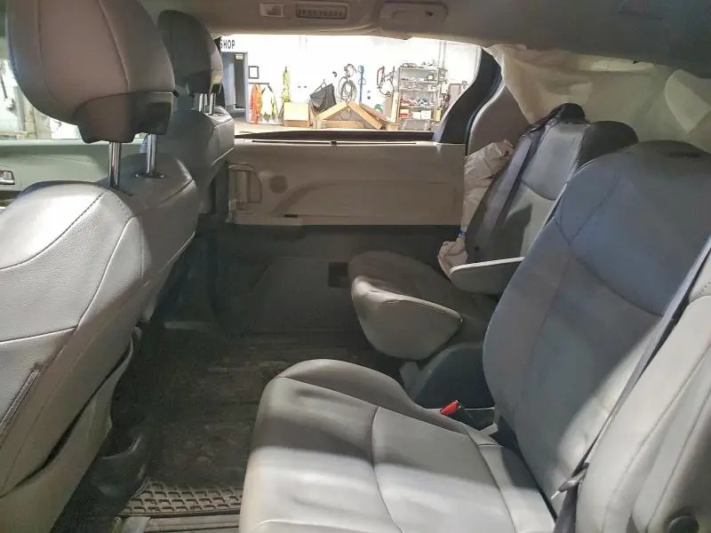 2021 TOYOTA SIENNA LE  