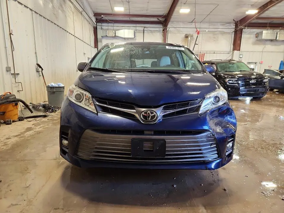 2018 TOYOTA SIENNA XLE  
