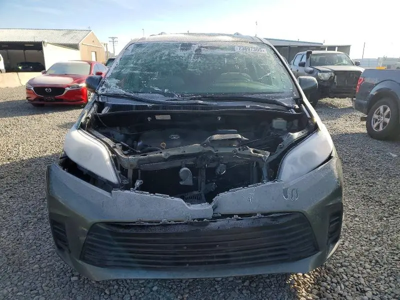 2018 TOYOTA SIENNA LE  