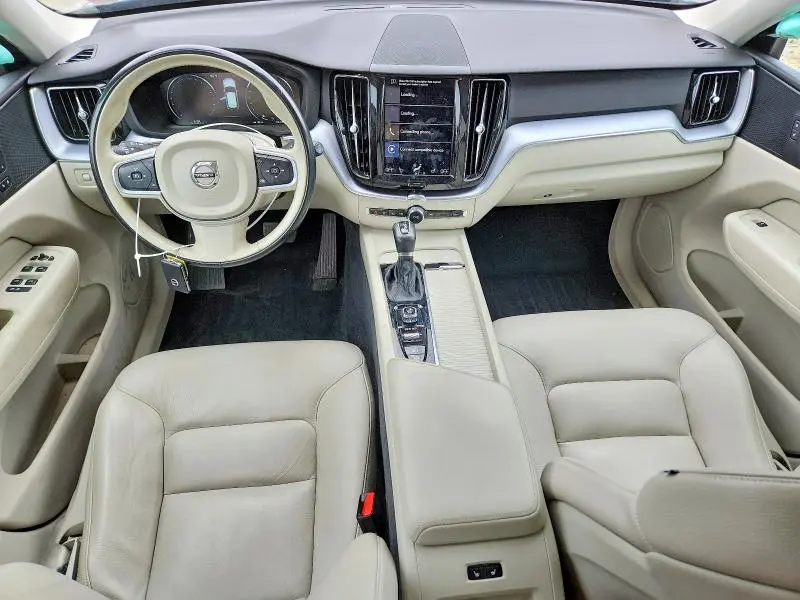 2020 VOLVO XC60 T5 MOMENTUM  