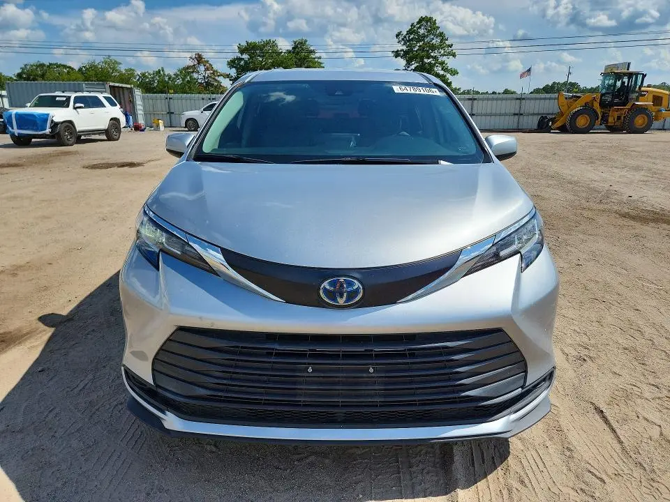 2022 TOYOTA SIENNA LE  