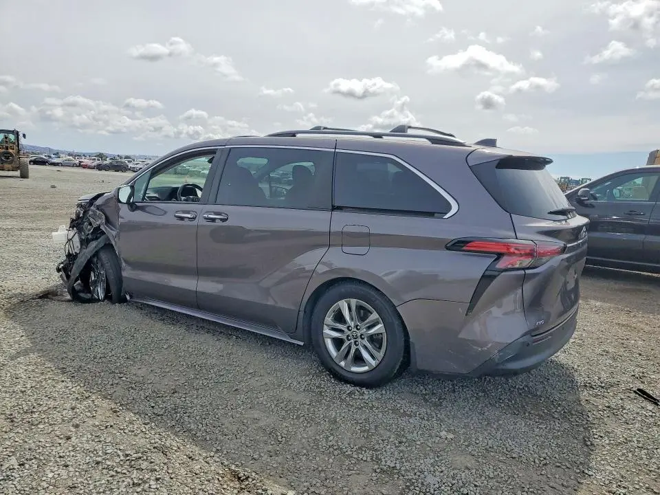 2022 TOYOTA SIENNA XLE  
