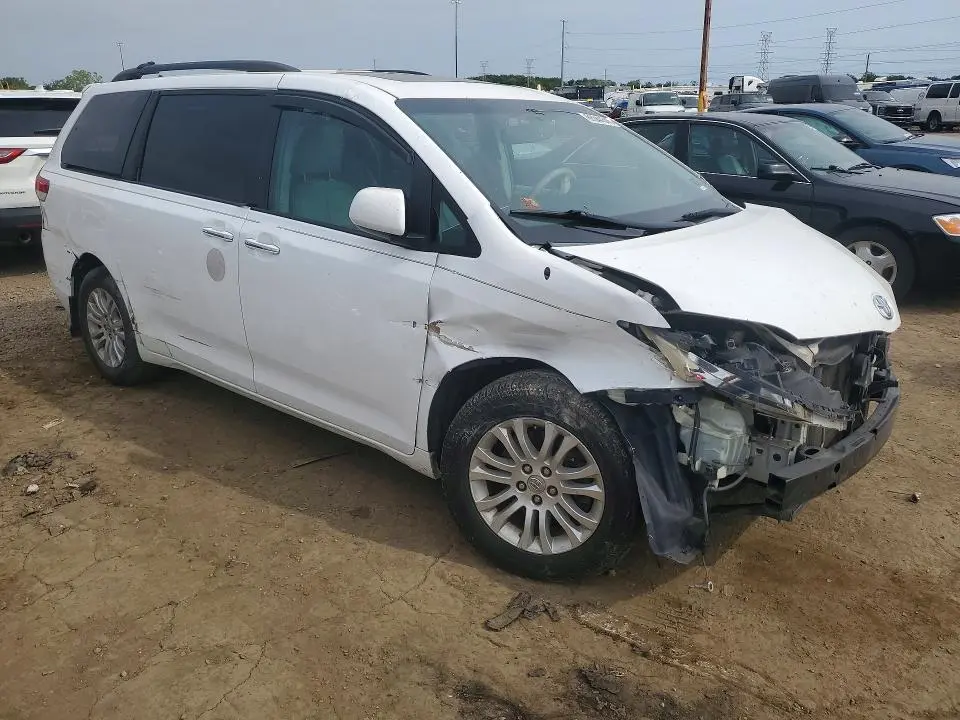2013 TOYOTA SIENNA XLE 8-PASSENGER  