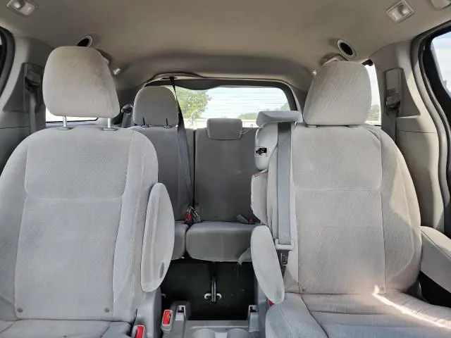 2017 TOYOTA SIENNA LE  