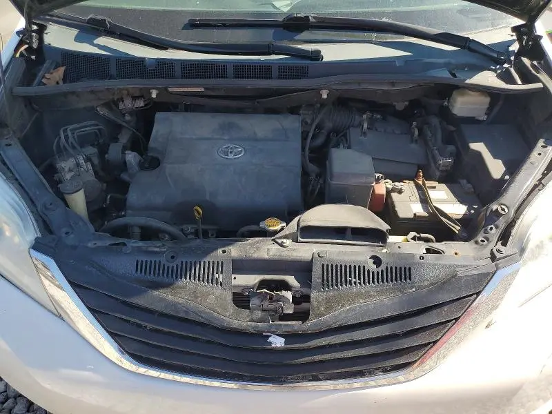 2015 TOYOTA SIENNA LE  