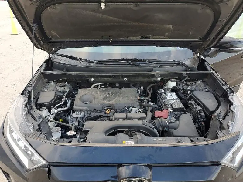 2021 TOYOTA RAV4 XLE  