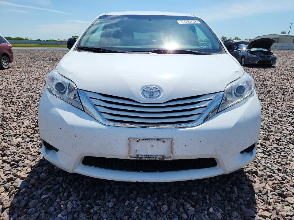 2016 TOYOTA SIENNA LE  
