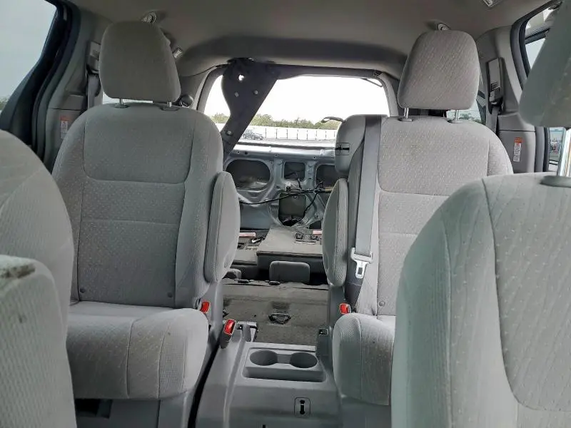 2018 TOYOTA SIENNA LE  