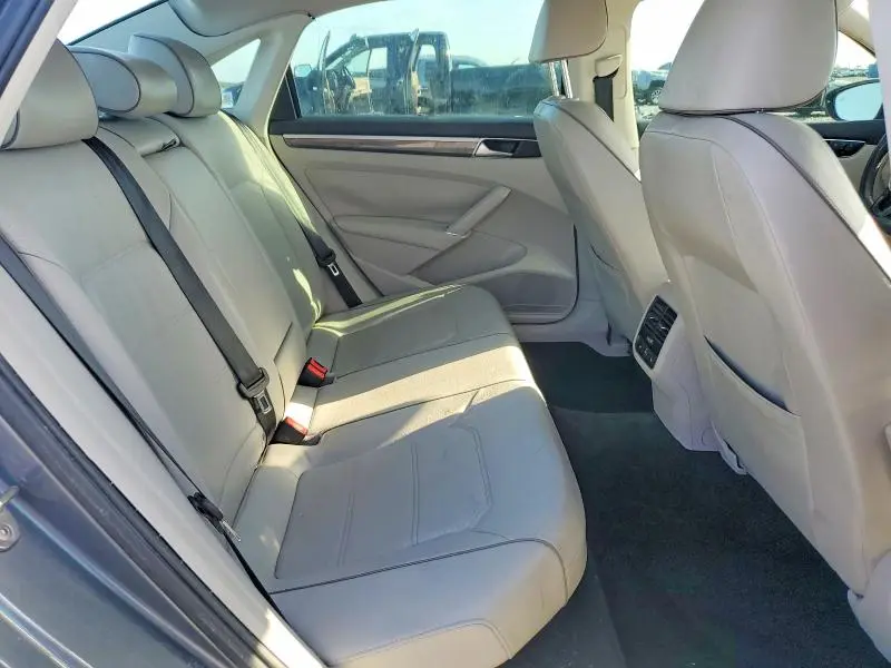 2018 VOLKSWAGEN PASSAT SE  