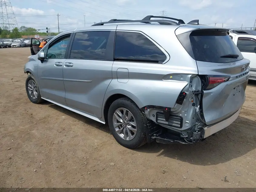 2022 TOYOTA SIENNA XLE
