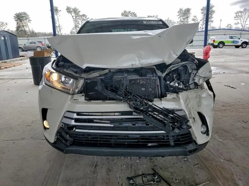 2018 TOYOTA HIGHLANDER SE  