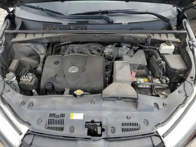 2017 TOYOTA HIGHLANDER SE