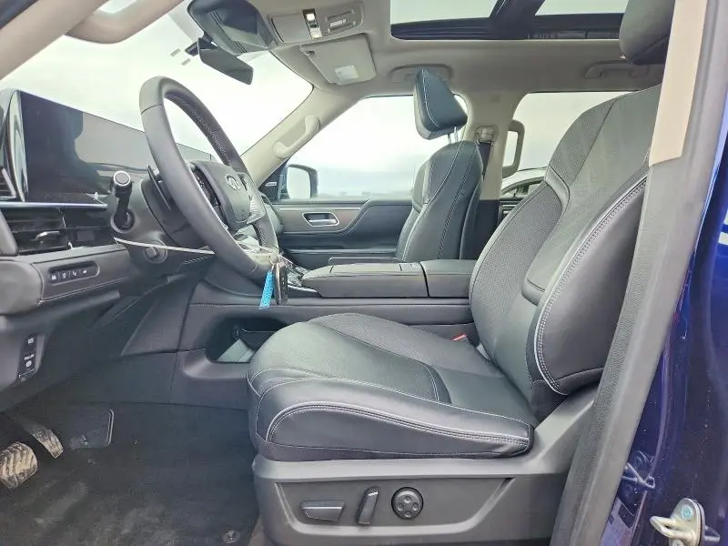 2025 INFINITI QX80 LUXE  