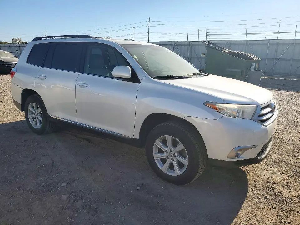 2013 TOYOTA HIGHLANDER SE  