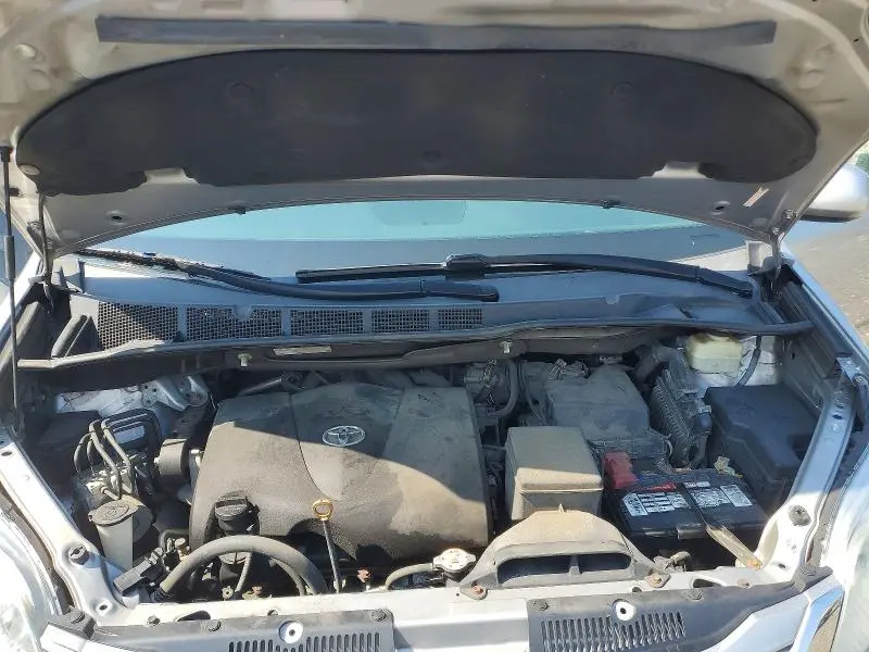 2017 TOYOTA SIENNA LE  
