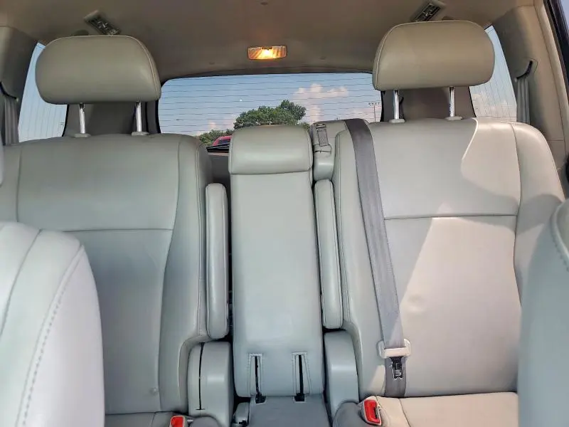 2011 TOYOTA HIGHLANDER SE  