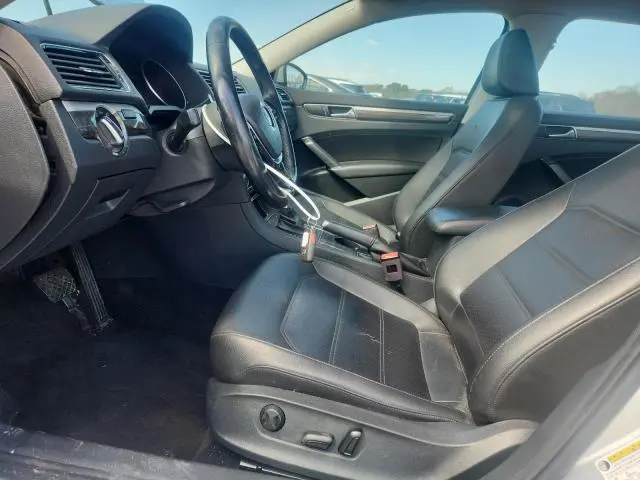 2018 VOLKSWAGEN PASSAT SE  
