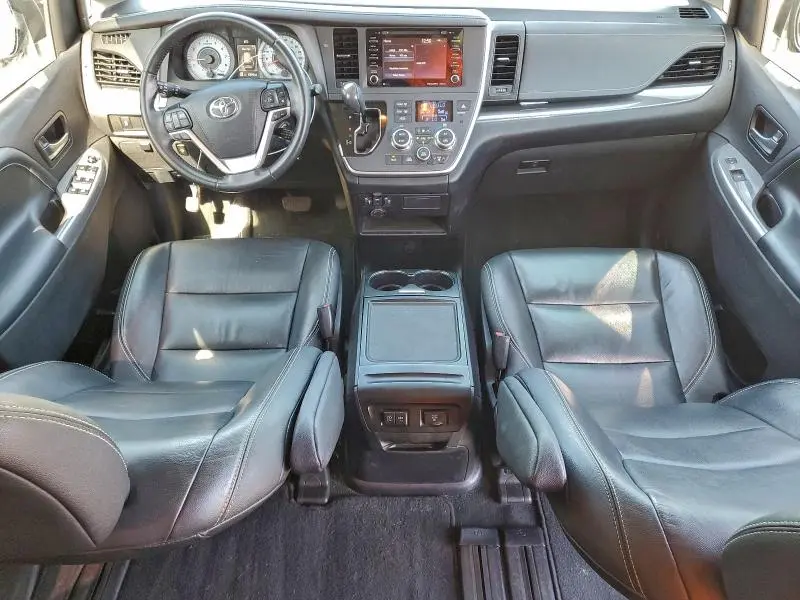 2020 TOYOTA SIENNA SE  