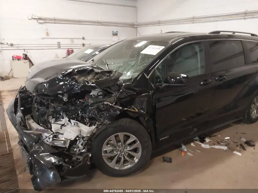 2021 TOYOTA SIENNA LE