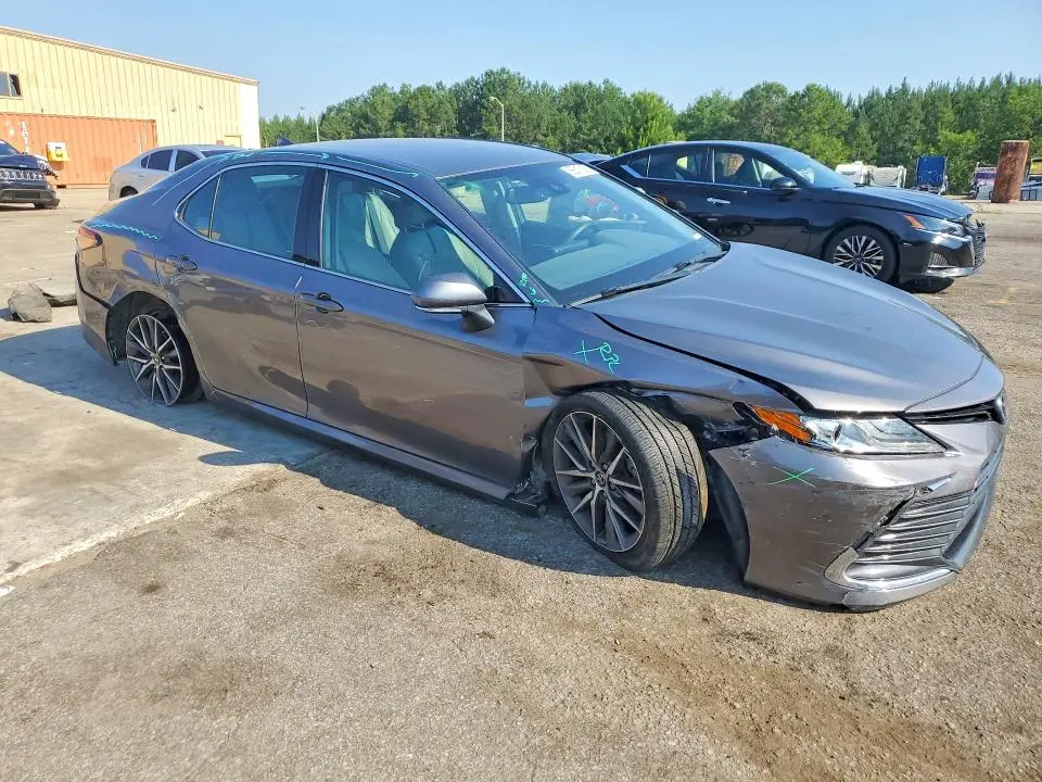 2022 TOYOTA CAMRY XLE  