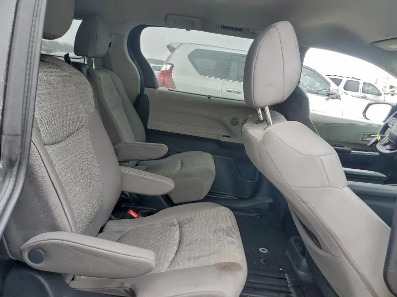 2024 TOYOTA SIENNA LE  