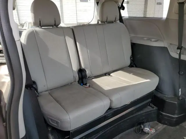 2019 TOYOTA SIENNA XLE  