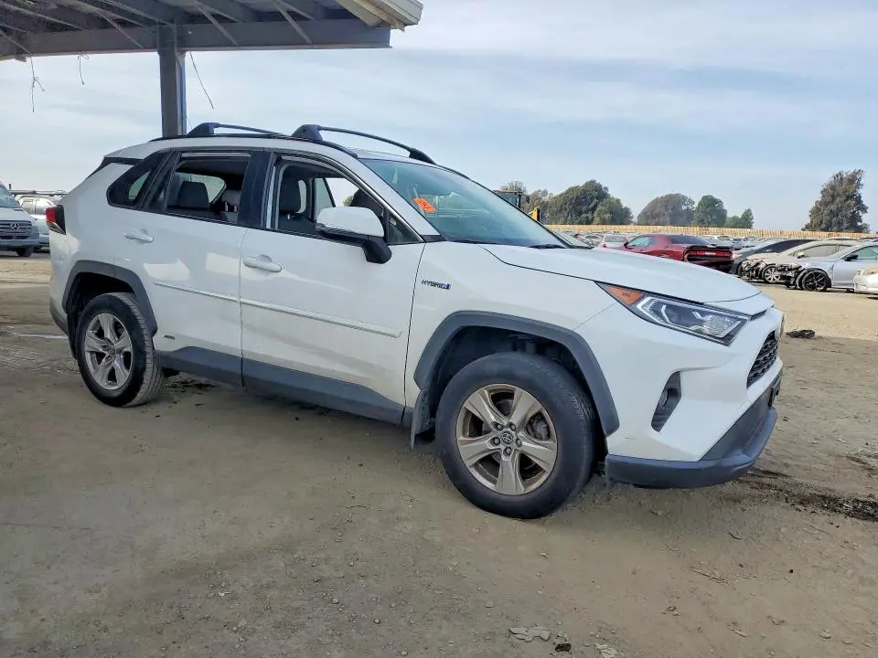 2020 TOYOTA RAV4 XLE  