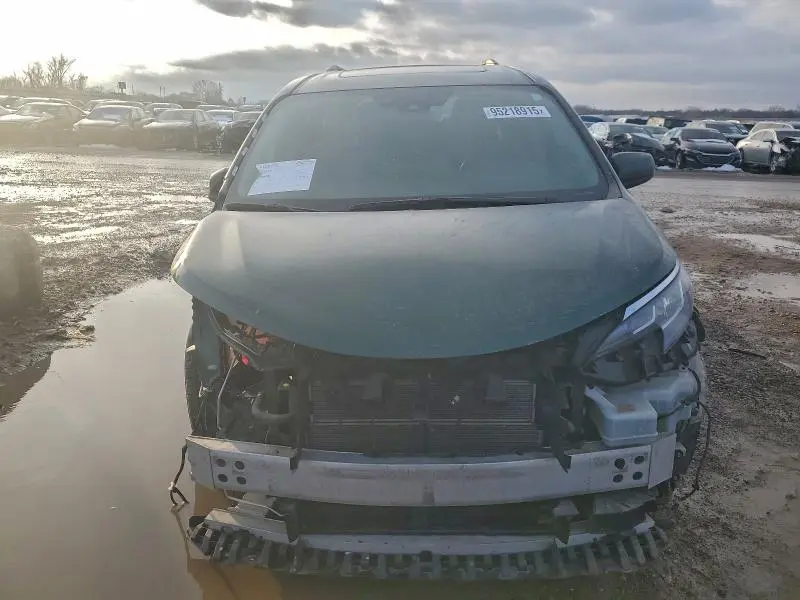 2021 TOYOTA SIENNA XLE  