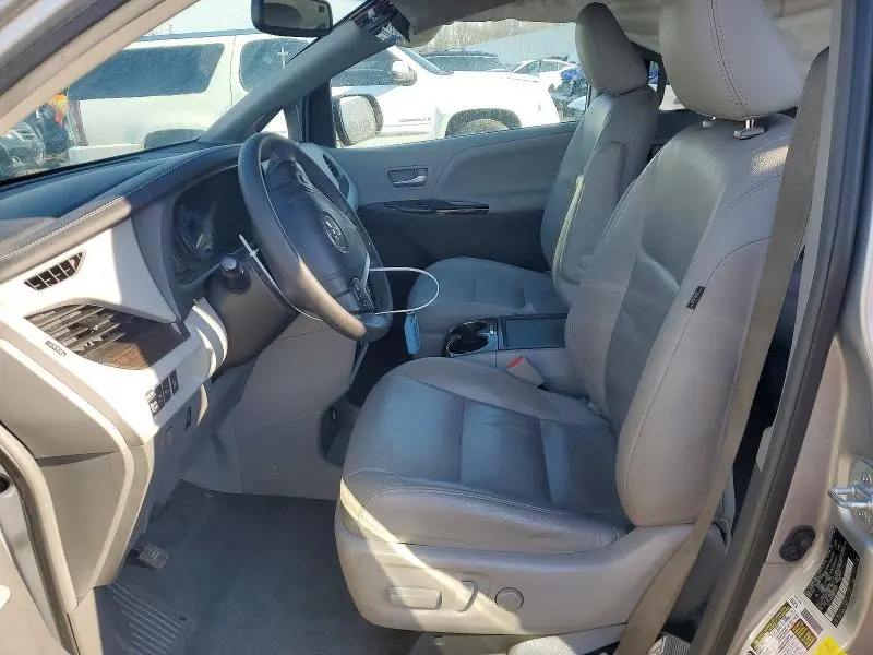 2016 TOYOTA SIENNA XLE  
