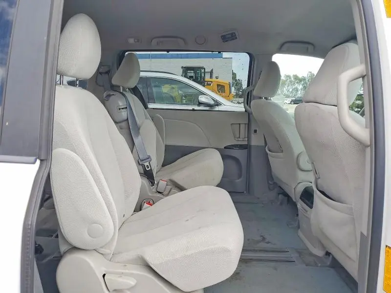 2014 TOYOTA SIENNA LE 8-PASSENGER  