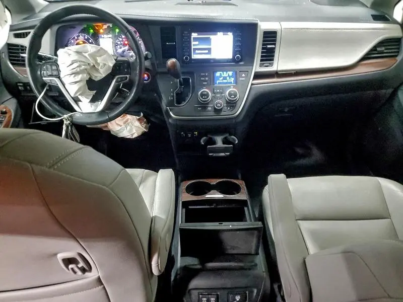 2020 TOYOTA SIENNA XLE  