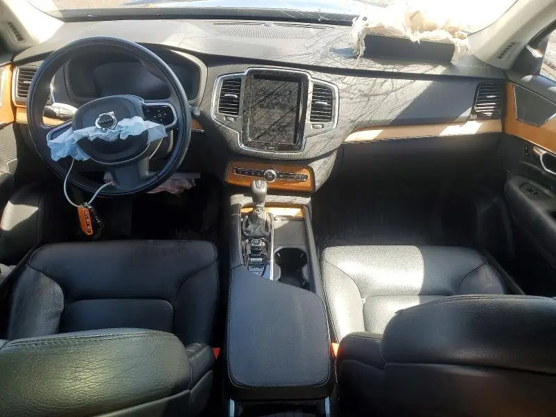 2021 VOLVO XC90 T6 MOMENTUM  