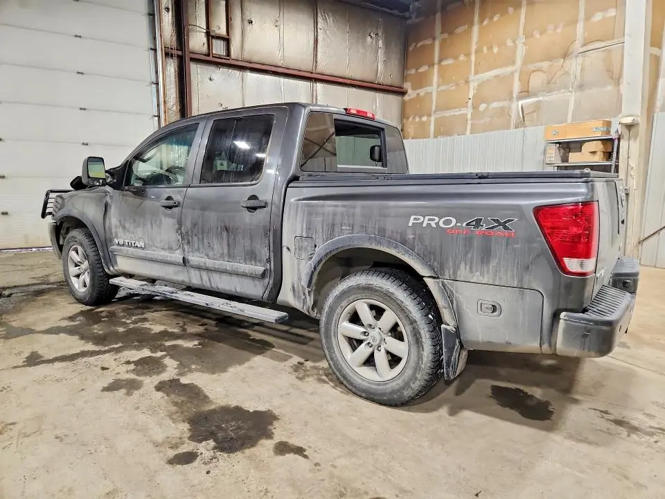 2010 NISSAN TITAN SE  