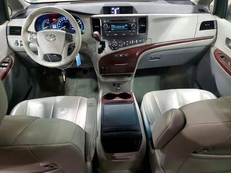 2014 TOYOTA SIENNA XLE 8-PASSENGER  