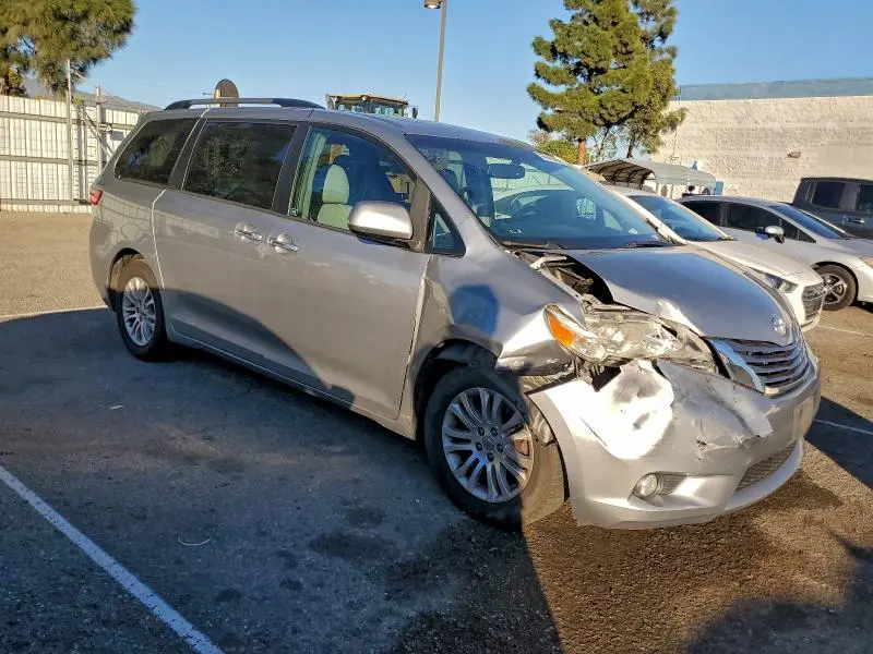2017 TOYOTA SIENNA XLE  