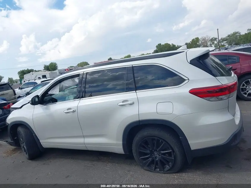 2017 TOYOTA HIGHLANDER SE
